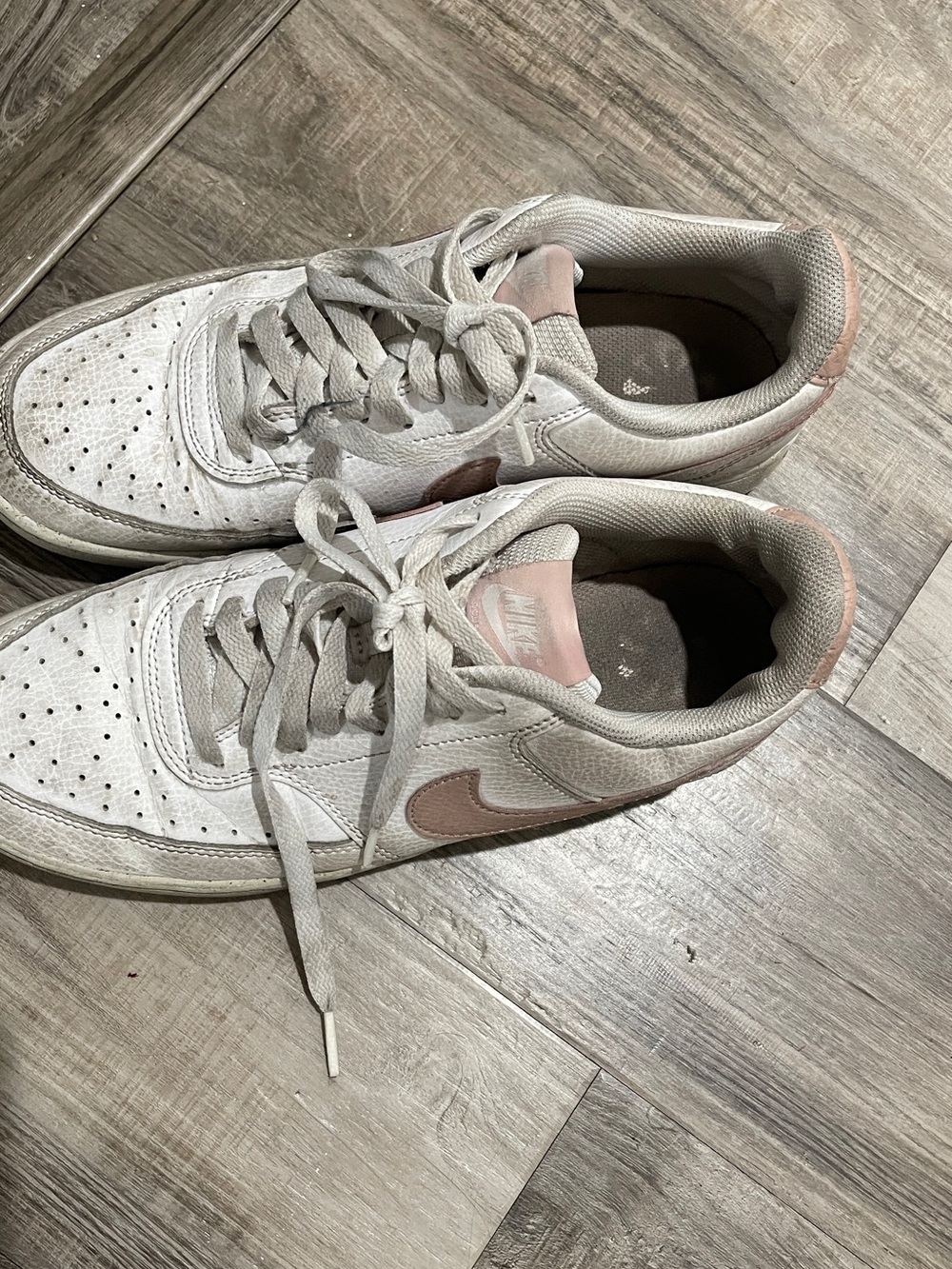 White Women's Low-Top Sneakers with Light Pink Swoosh - Picture 2 of 3